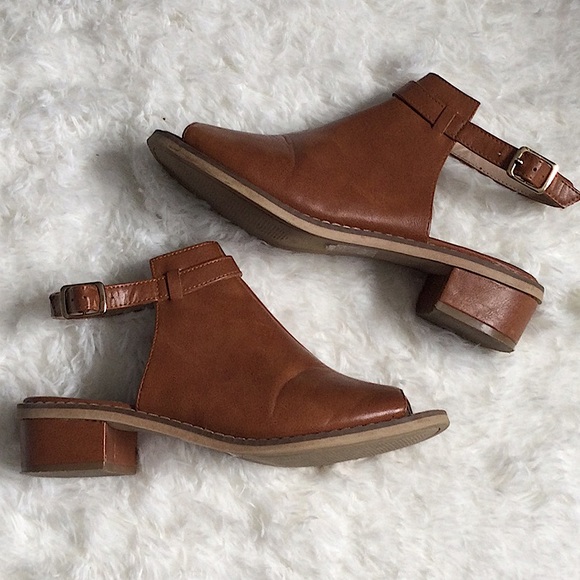 tan leather peep toe